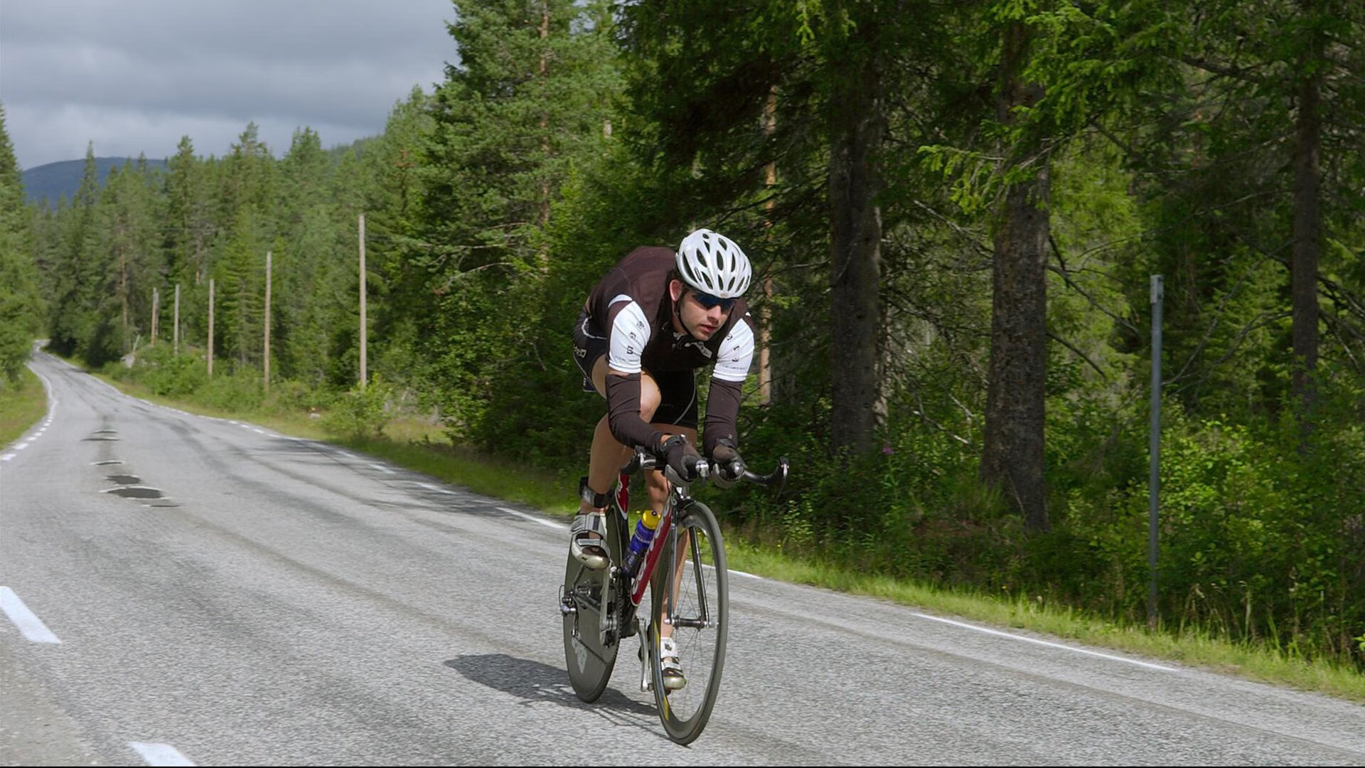 九游娱乐下载-_自然攀岩探险：回归大山的纯粹运动_，自由攀岩第一人