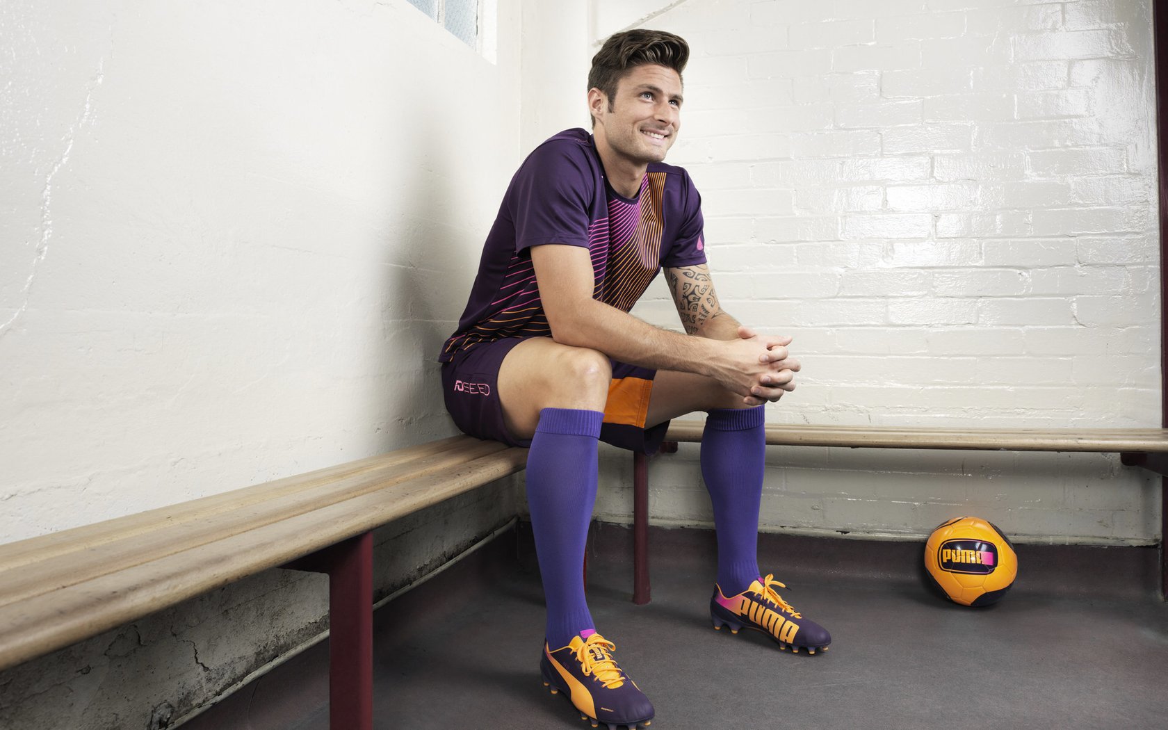 青少年足球课程内容不断丰富，结合现代科技创新，你认为青少年足球训练应该如何开展